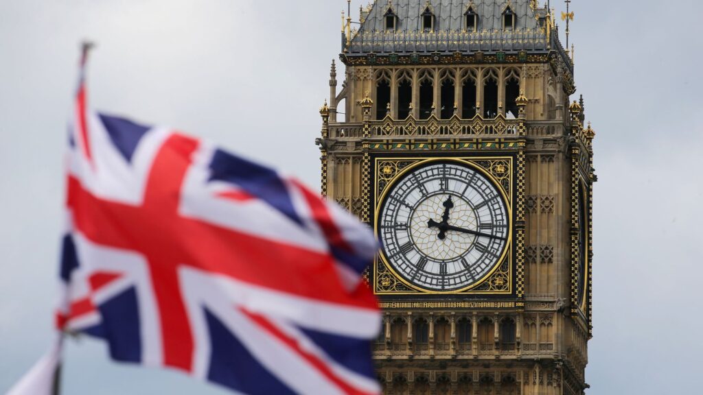 Bandera de Reino Unido delante del Big Ben.